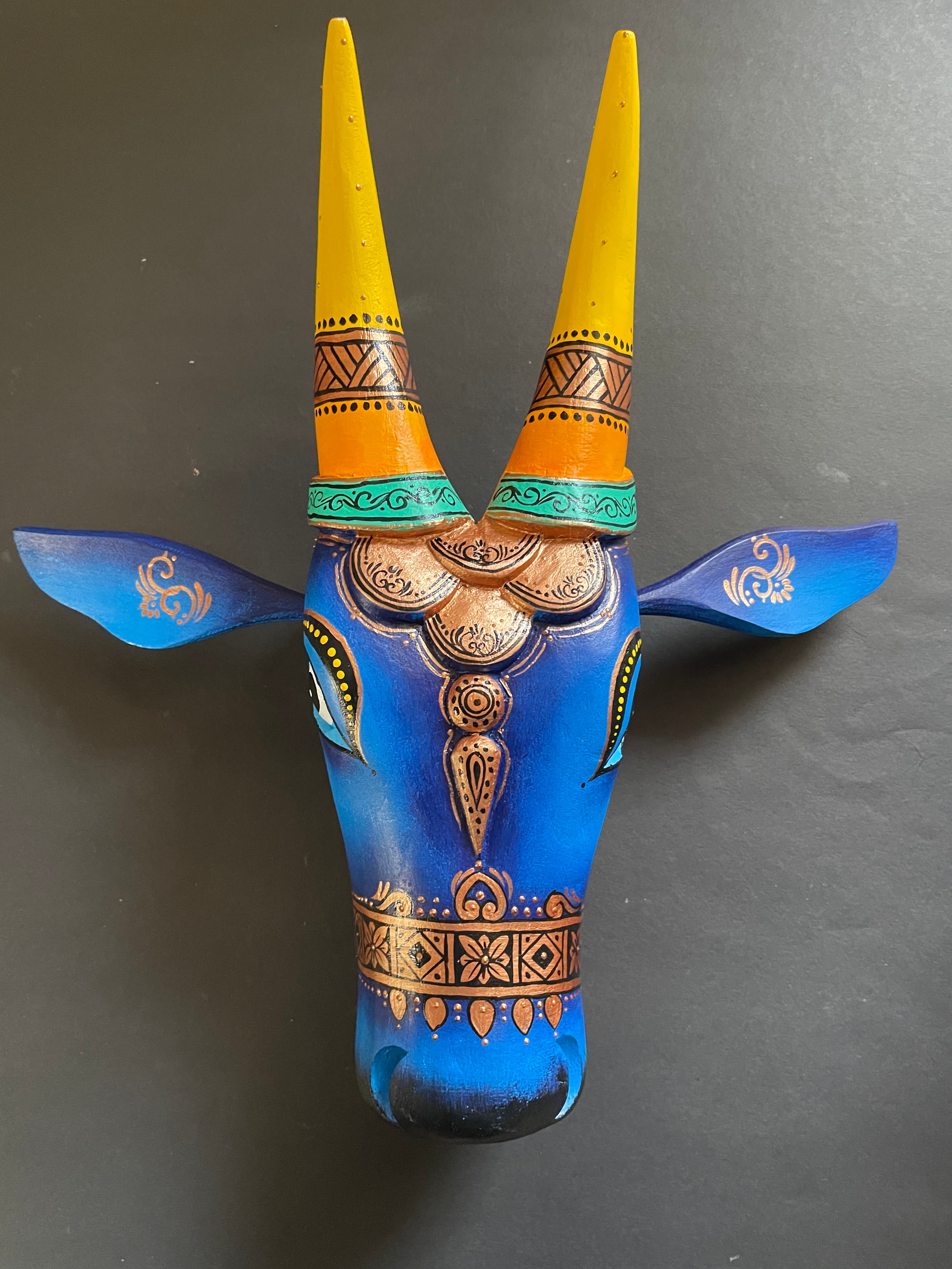Hand_Painted_Cow_Heads_1_ywcldl