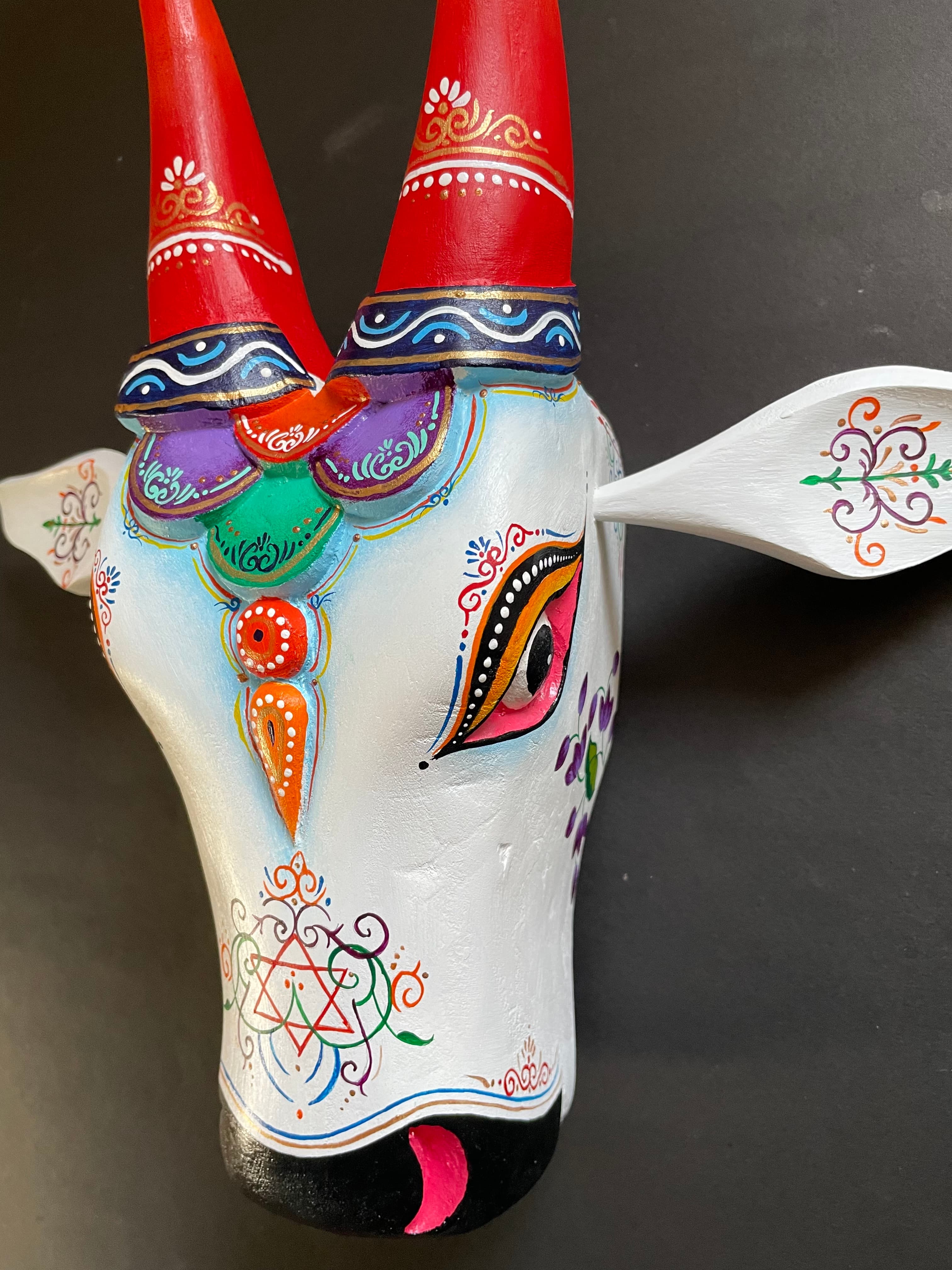 Hand_Painted_Cow_Heads_8_o33h9n